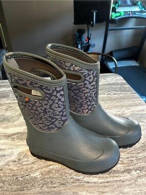 Bogs Youth Brown and Gray Pull-On Rain Boots